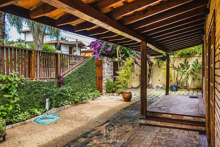 Casa c/ churrasqueira e quadra de tênis em Ihabela