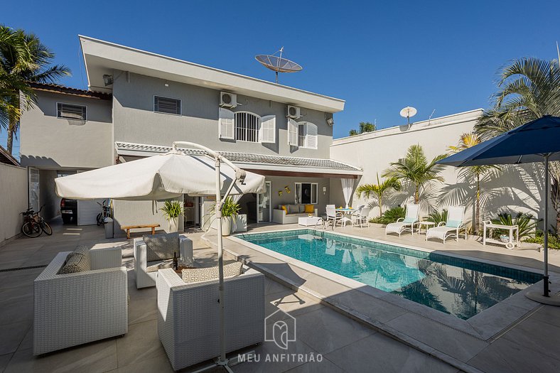 Casa com área gourmet e piscina na praia do Indaiá