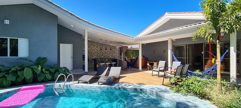 Casa com área gourmet e piscina na praia Riviera