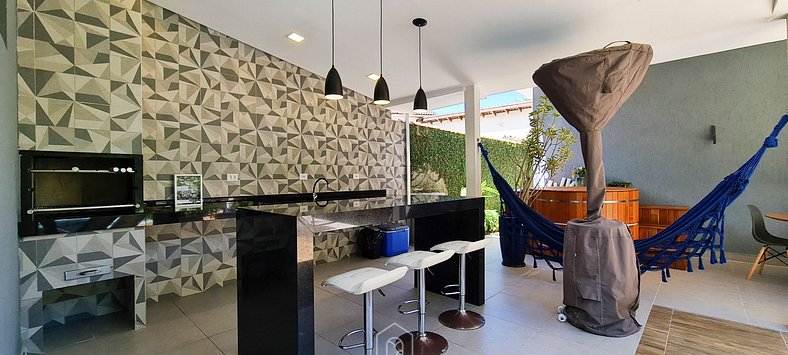 Casa com área gourmet e piscina na praia Riviera