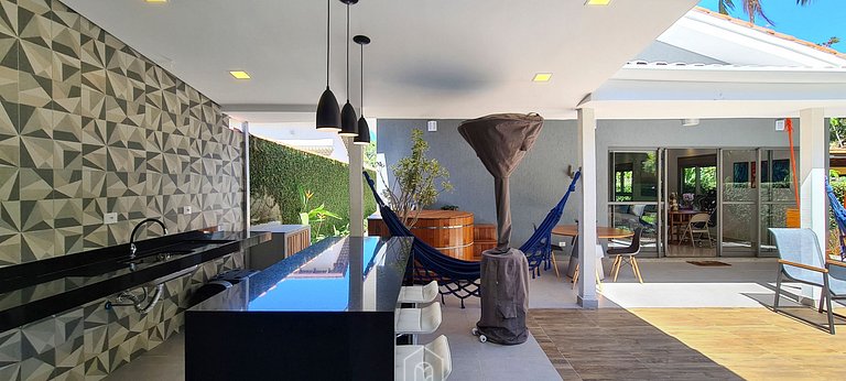 Casa com área gourmet e piscina na praia Riviera