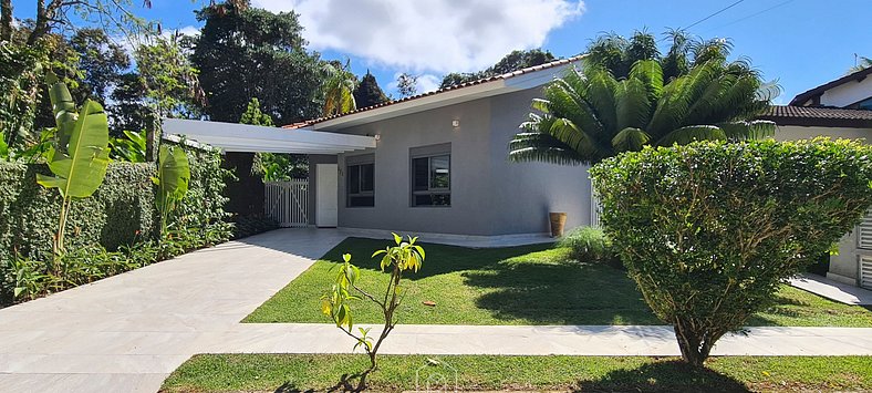 Casa com área gourmet e piscina na praia Riviera