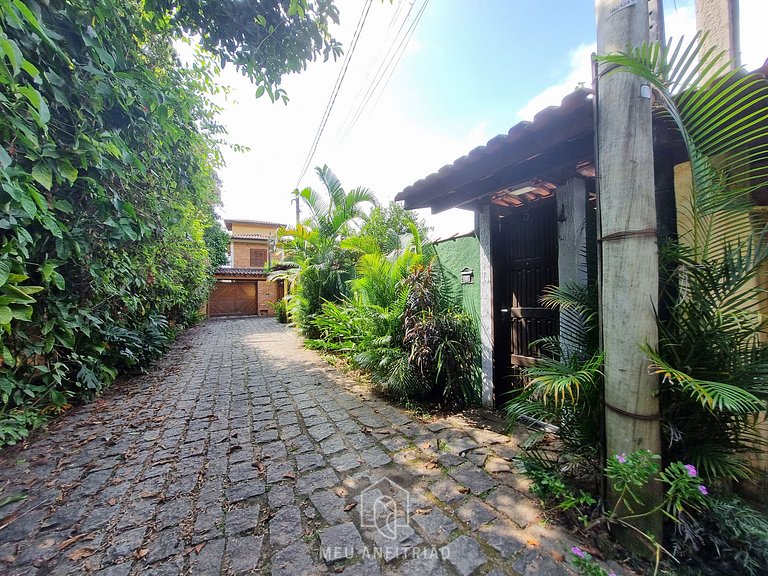 Casa com churrasqueira e jardim perto da praia