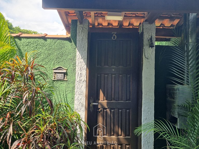 Casa com churrasqueira e jardim perto da praia