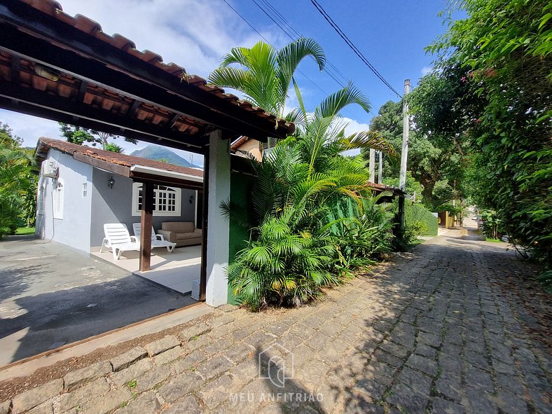 Casa com churrasqueira e jardim perto da praia