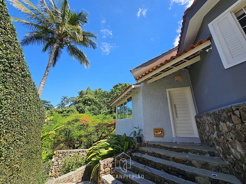 Casa com churrasqueira perto da praia do Perequê