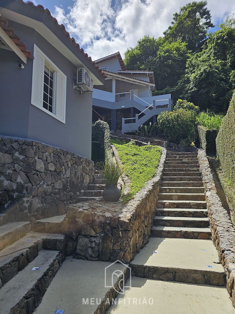 Casa com churrasqueira perto da praia do Perequê