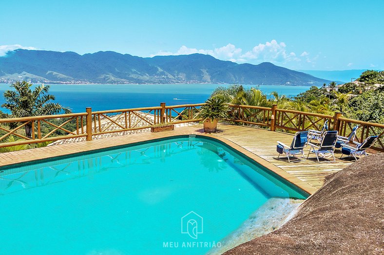 Casa com churrasqueira, piscina e vista para o mar