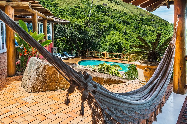 Casa com churrasqueira, piscina e vista para o mar