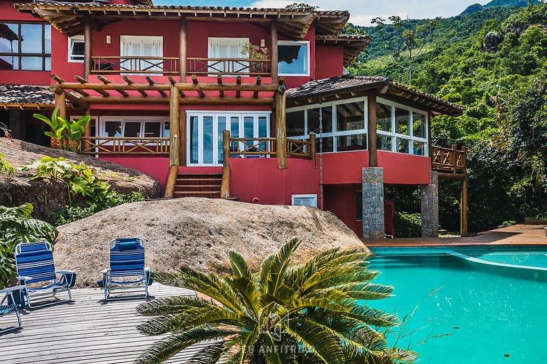 Casa com churrasqueira, piscina e vista para o mar