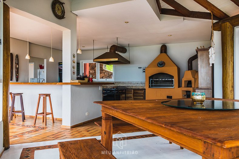 Casa com churrasqueira, piscina e vista para o mar