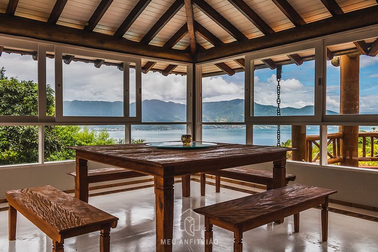 Casa com churrasqueira, piscina e vista para o mar