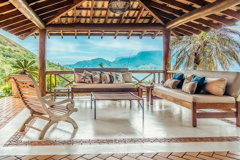 Casa com churrasqueira, piscina e vista para o mar