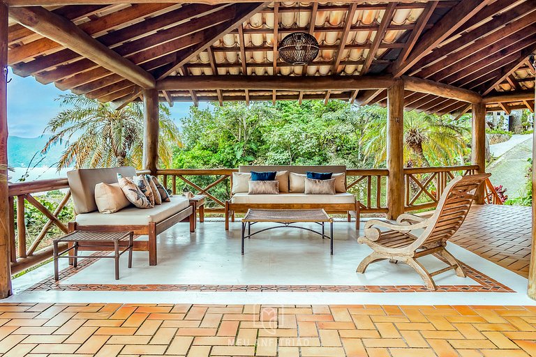 Casa com churrasqueira, piscina e vista para o mar