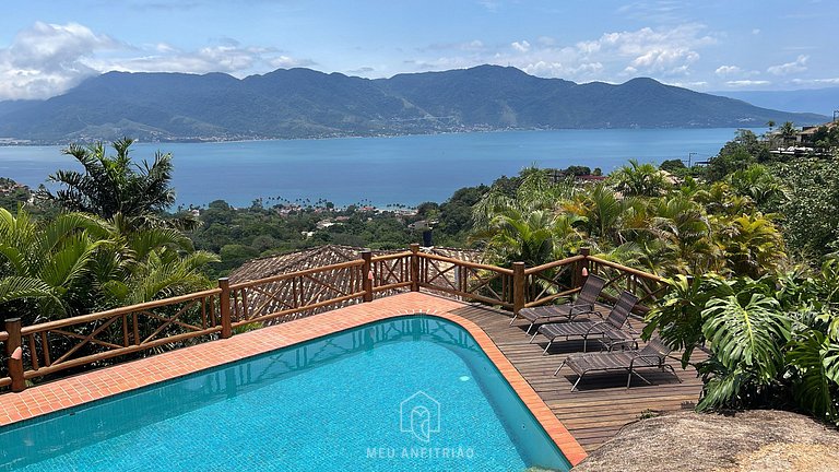 Casa com churrasqueira, piscina e vista para o mar