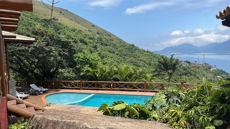 Casa com churrasqueira, piscina e vista para o mar