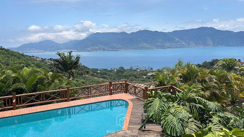 Casa com churrasqueira, piscina e vista para o mar