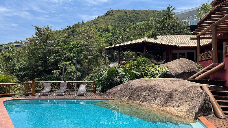 Casa com churrasqueira, piscina e vista para o mar