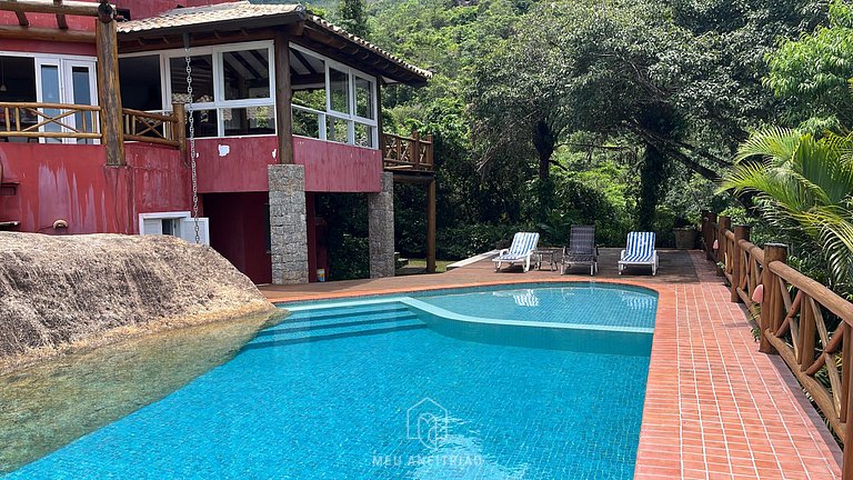 Casa com churrasqueira, piscina e vista para o mar