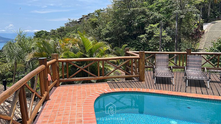 Casa com churrasqueira, piscina e vista para o mar