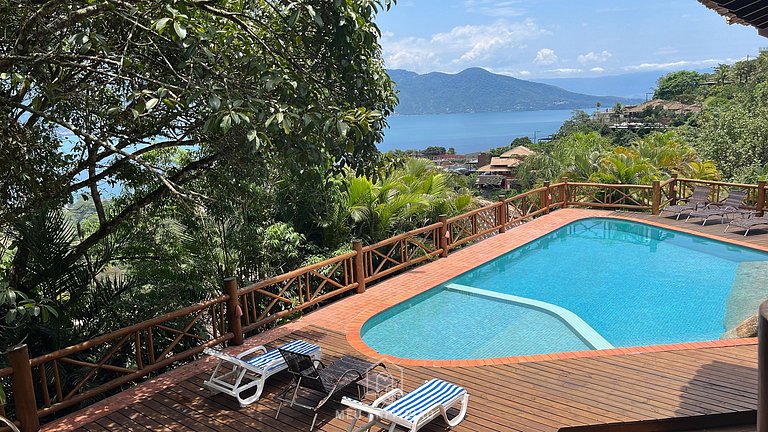 Casa com churrasqueira, piscina e vista para o mar