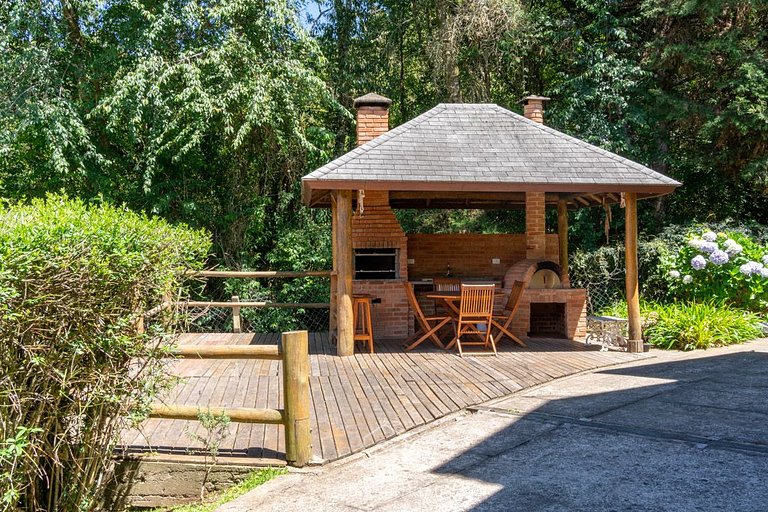 Casa com forno de pizza e vista para as montanhas