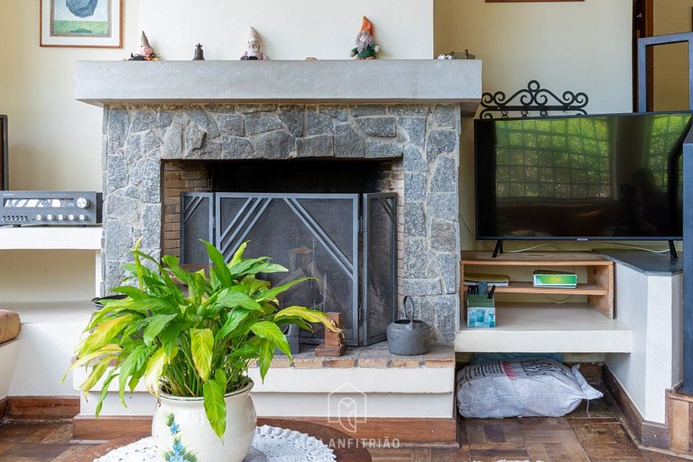 Casa com forno de pizza e vista para as montanhas