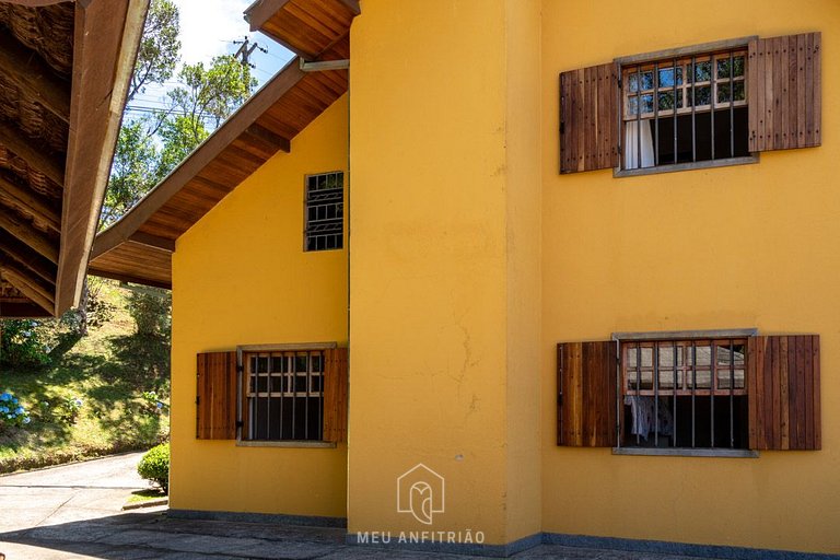 Casa com forno de pizza e vista para as montanhas