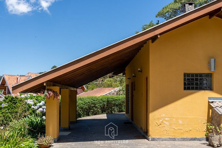 Casa com forno de pizza e vista para as montanhas