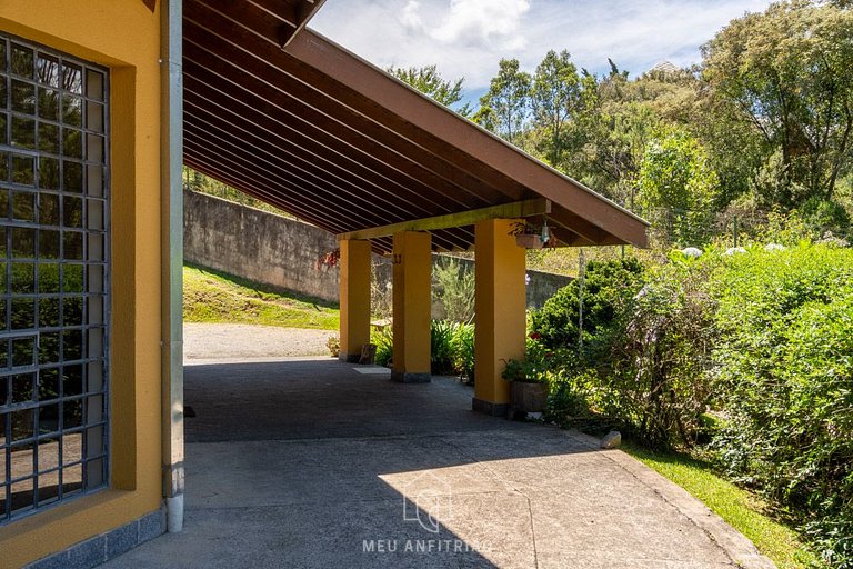 Casa com forno de pizza e vista para as montanhas