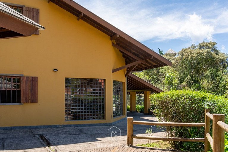 Casa com forno de pizza e vista para as montanhas