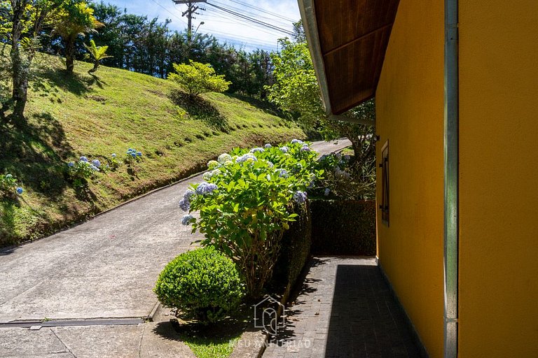 Casa com forno de pizza e vista para as montanhas