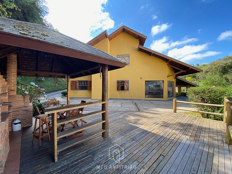 Casa com forno de pizza e vista para as montanhas