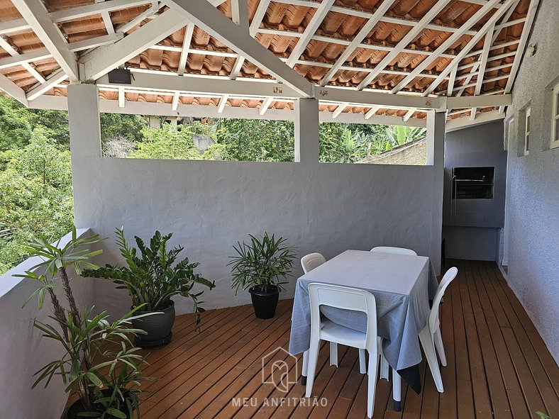 Casa com jacuzzi próximo à praia do Perequê