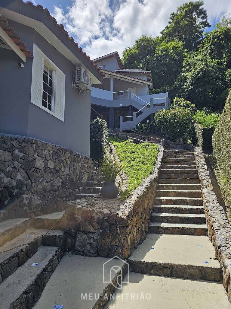 Casa com jacuzzi próximo à praia do Perequê