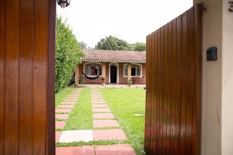 Casa com jardim e churrasqueira em Águas da Prata