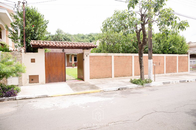 Casa com jardim e churrasqueira em Águas da Prata