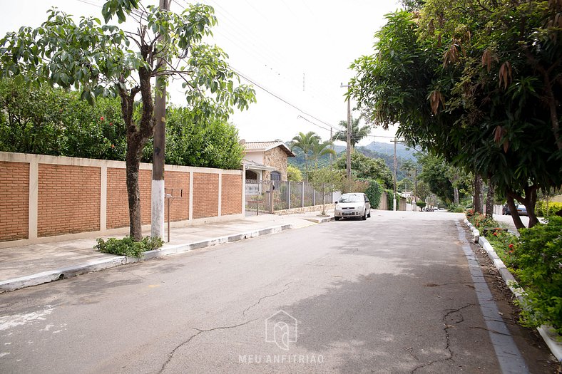 Casa com jardim e churrasqueira em Águas da Prata