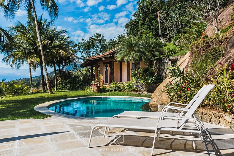 Casa com jardim, piscina e garagem perto da praia