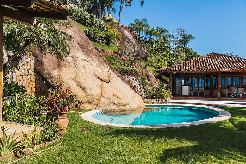 Casa com jardim, piscina e garagem perto da praia