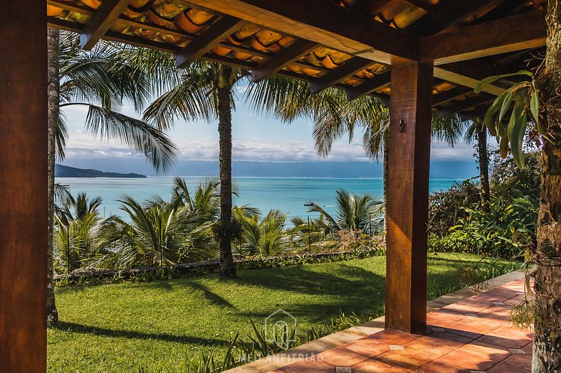 Casa com jardim, piscina e garagem perto da praia