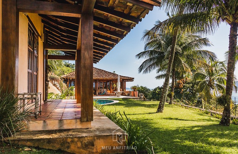 Casa com jardim, piscina e garagem perto da praia