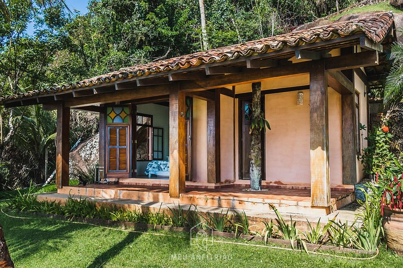 Casa com jardim, piscina e garagem perto da praia