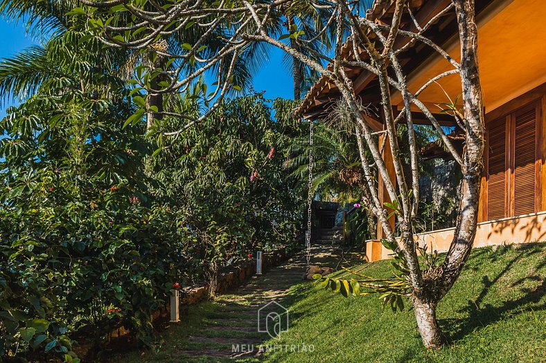 Casa com jardim, piscina e garagem perto da praia