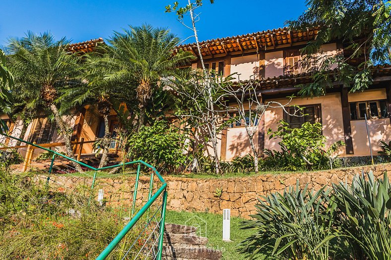 Casa com jardim, piscina e garagem perto da praia