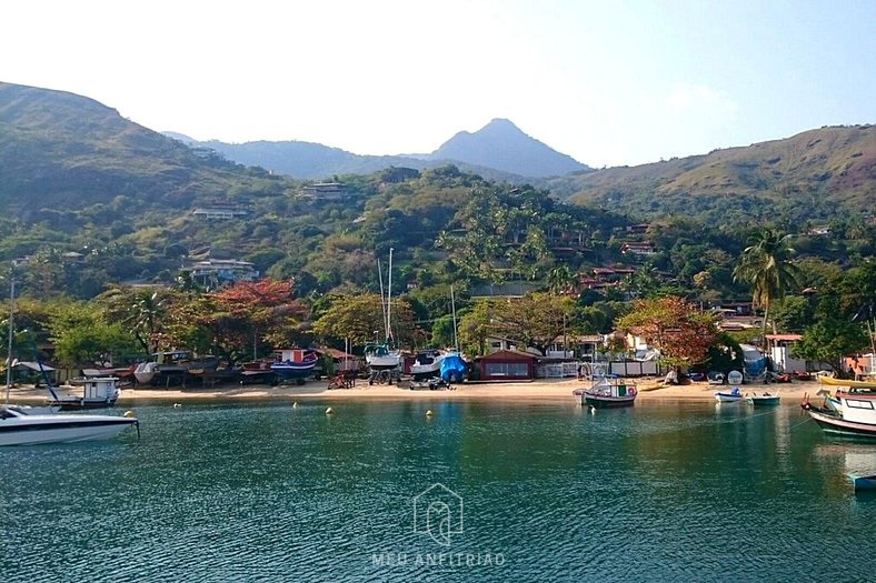 Casa com jardim, piscina e garagem perto da praia