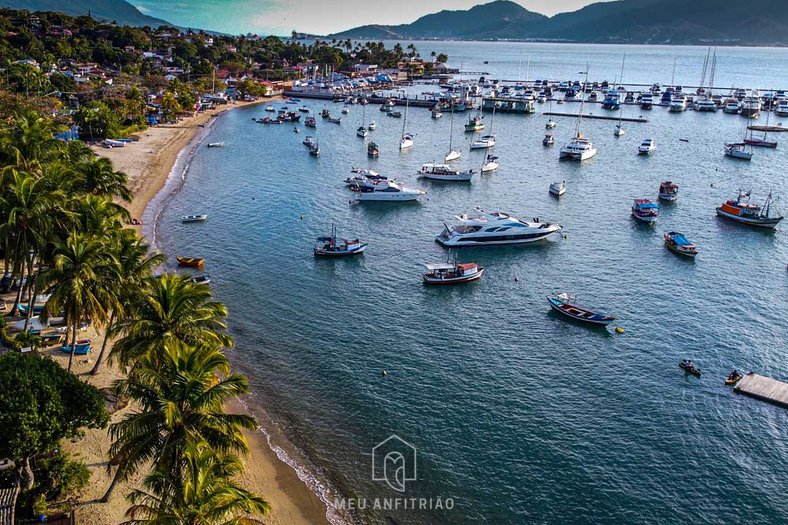 Casa com jardim, piscina e garagem perto da praia