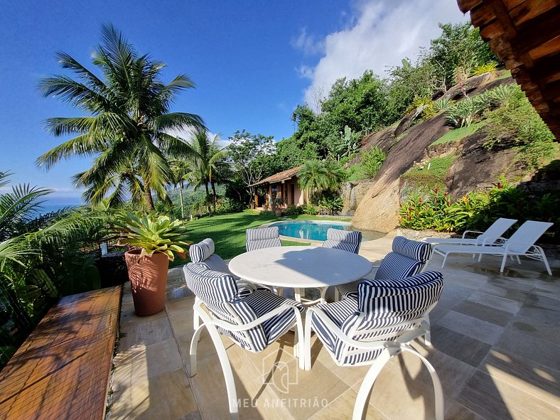 Casa com jardim, piscina e garagem perto da praia