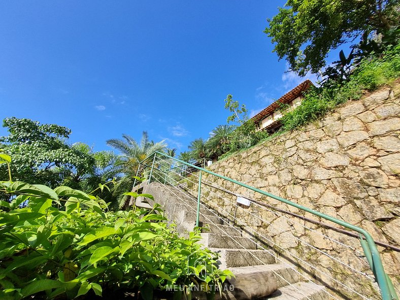 Casa com jardim, piscina e garagem perto da praia