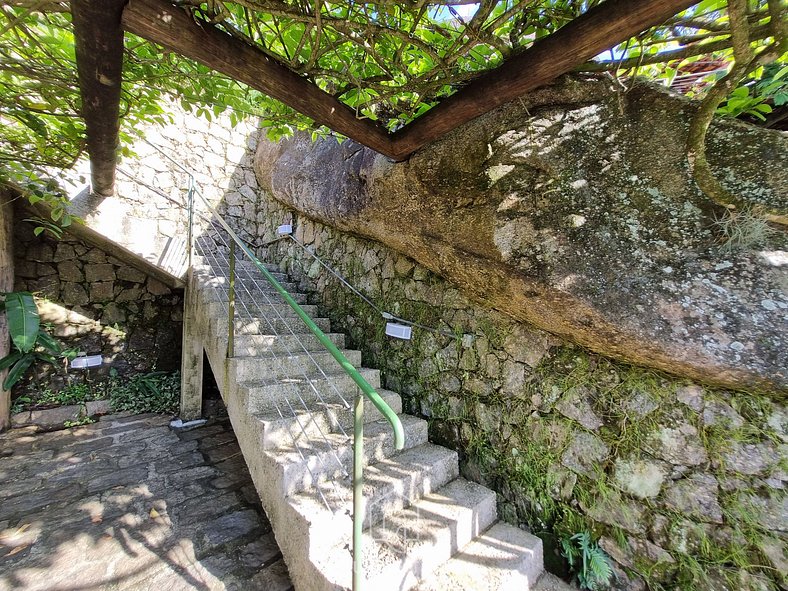 Casa com jardim, piscina e garagem perto da praia